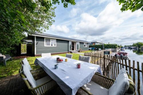 Charming chalet on the Vinkeveense Plassen in De Ronde Venen