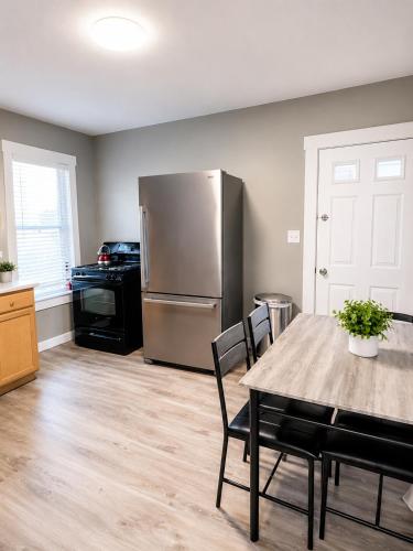 Modern 2BR Near CMMC and downtown in Auburn (Maine)