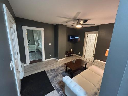 Modern 2BR Near CMMC and downtown in Auburn (Maine)
