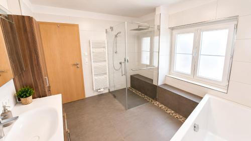 Zuhanyzó, Großzügiges Familienzimmer mit eigenem Bad nähe Pferdezentrum (Großzugiges Familienzimmer mit eigenem Bad nahe Pferdezentrum) in Stadl-Paura