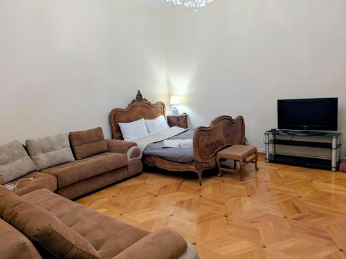 Maximilian Apartment - Tap to explore photos