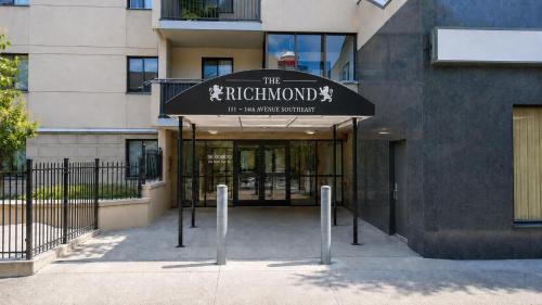 Entire Downtown Condo steps to Stampede and BMO with Parking, 1,5 hrs to Banff, Calgary, Alberta