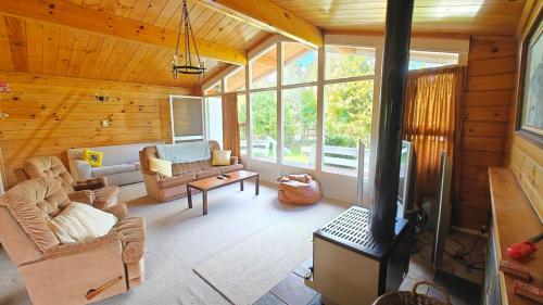 Koplietošanas atpūtas telpa ar TV, Adventure Base Ōwhango, Sleeps 8, Quiet & Cosy (Adventure Base Owhango, Sleeps 8, Quiet & Cosy) in Owhango