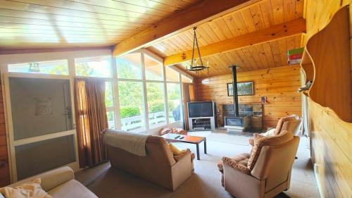 Koplietošanas atpūtas telpa ar TV, Adventure Base Ōwhango, Sleeps 8, Quiet & Cosy (Adventure Base Owhango, Sleeps 8, Quiet & Cosy) in Owhango