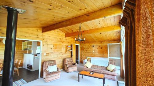 Koplietošanas atpūtas telpa ar TV, Adventure Base Ōwhango, Sleeps 8, Quiet & Cosy (Adventure Base Owhango, Sleeps 8, Quiet & Cosy) in Owhango