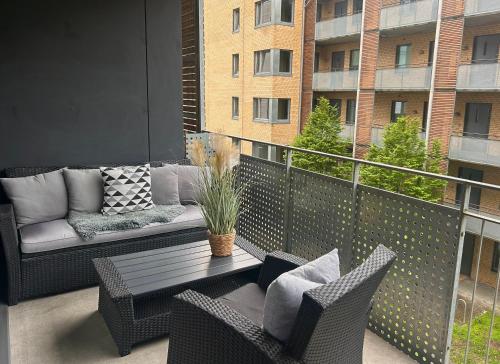 Modern Apartment with Sunny Balcony near Public Transport in Ullern