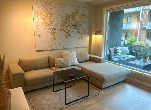 Modern Apartment with Sunny Balcony near Public Transport – khách sạn tại Ullern