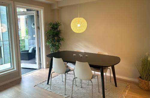 Modern Apartment with Sunny Balcony near Public Transport in Ullern