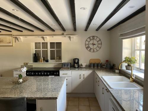 Cotswold farmhouse with Hot tub near Castle Comb in Nettleton