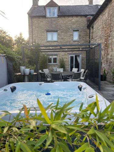 Cotswold farmhouse with Hot tub near Castle Comb in Nettleton