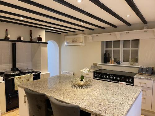 Cotswold farmhouse with Hot tub near Castle Comb in Nettleton