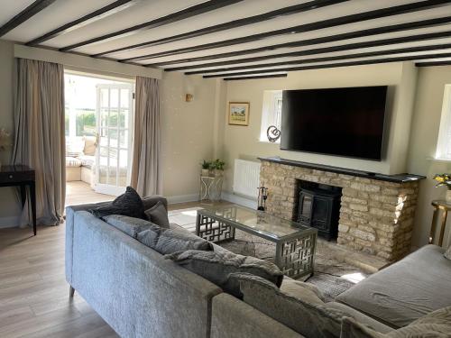 Cotswold farmhouse with Hot tub near Castle Comb in Nettleton