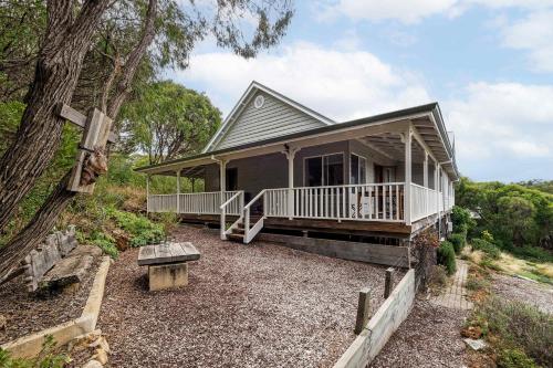 Hillview - Spacious Bushland Haven with Resort Access, Yallingup