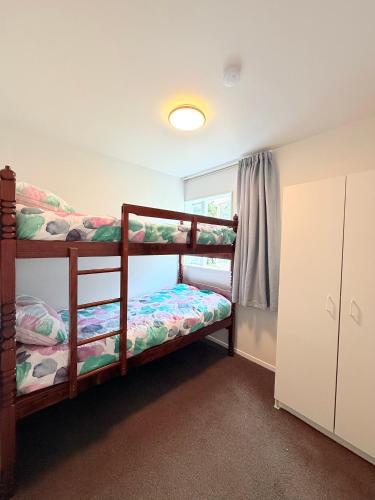 2BR Home with Free Parking-5mins walk to Linden station in Porirua