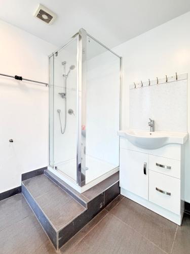 Bathroom, 2BR Home with Free Parking-5mins walk to Linden station in Porirua