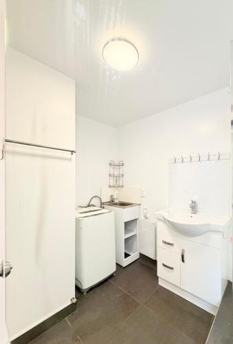 Facilities, 2BR Home with Free Parking-5mins walk to Linden station in Porirua