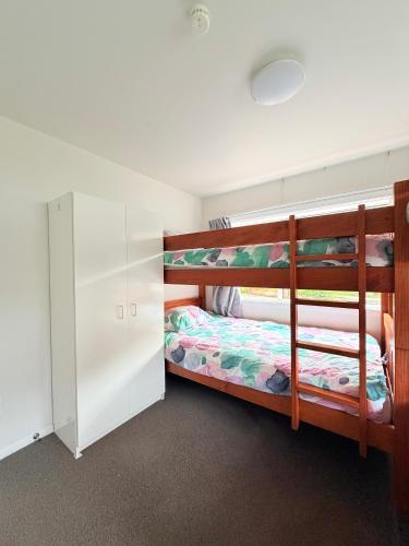 2BR Home with Free Parking-5mins walk to Linden station in Porirua