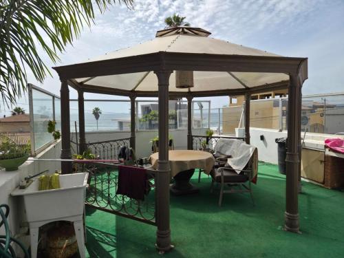 Large Balcony Beach House in Playa Hermosa