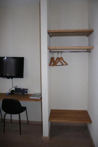 room detail thumbnail 2