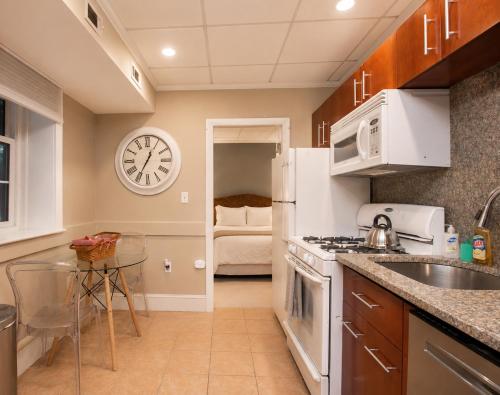 Renovated, Spacious 1-bed, Trader Joes, Pub Tran in Brookline, USA
