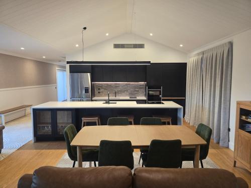 Three Kings Sunny Retreat Sleeps 6 – khách sạn tại Lower Shotover
