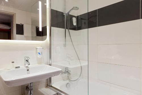 Bathroom, Hotel INN DESIGN PARIS 13 in 13th - Place d'Italie