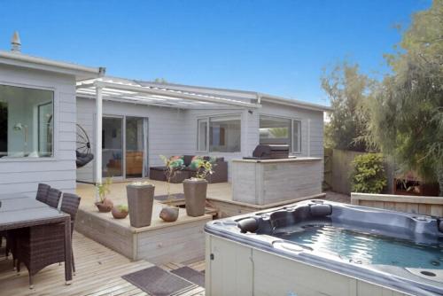 A winter retreat - Soak in the spa or get cozy by the fire in Kaka Point