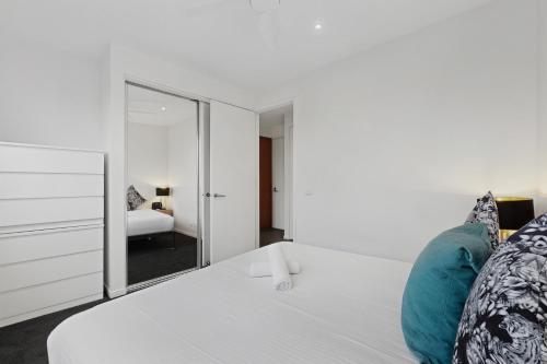 City-View 1-Bed Apartment Near Central Park - image 5