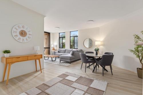 Bright 2-Bed Retreat Near Darling Harbour - image 13