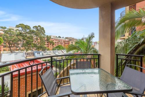 Bright 2-Bed Retreat Near Darling Harbour - image 11