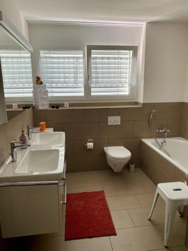 Vannas istaba, Spacious Family Apartment in Rheineck in Rheineck