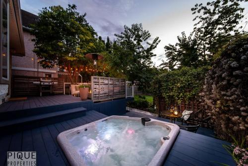 Hidden Gem Home-HotTub-Firetable-King Bed-BBQ -Deck – khách sạn tại Suburbs