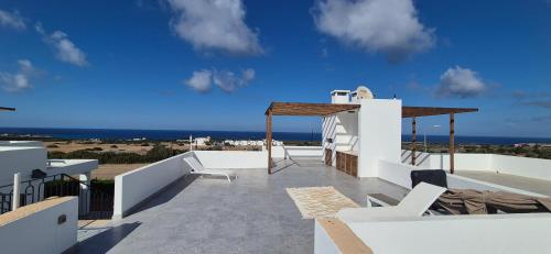Балкон/тераса, Sea View Penthouse with Jacuzzi & Roof Terrace at Northern Cyprus in Yeni Erenköy