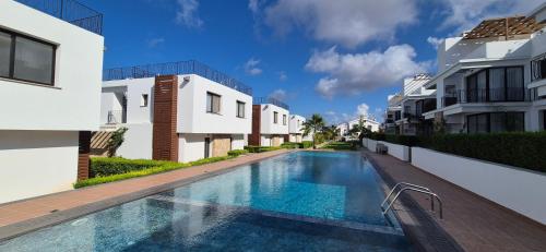 Плувен басейн, Sea View Penthouse with Jacuzzi & Roof Terrace at Northern Cyprus in Yeni Erenköy