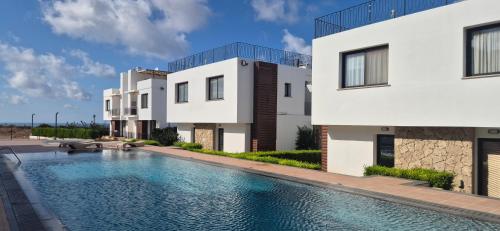 Фасада на хотела, Sea View Penthouse with Jacuzzi & Roof Terrace at Northern Cyprus in Yeni Erenköy