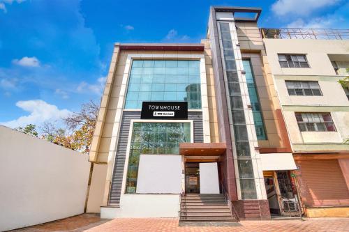 Townhouse Z Square Mall Formerly The Mall Road Inn – khách sạn tại Naughara
