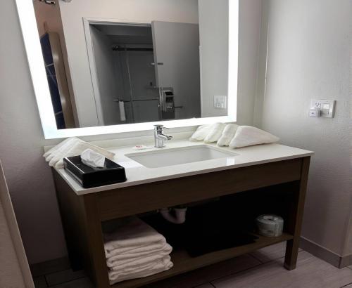 Days Inn & Suites by Wyndham Harvey / Chicago Southland - image 33