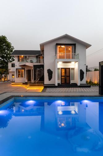 Raj Farms by ELIVAAS 3BHK Villa with Private Swimming Pool, Kids Room and An Outhouse – khách sạn tại Bilaspur Kalan