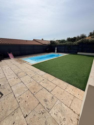 Dārzs, Villa avec piscine privée entre mer et vignobles (Villa avec piscine privee entre mer et vignobles) in Beaulieu (Languedoc-Roussillon)