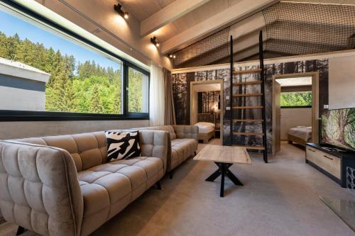 2 bedrooms, 6 beds