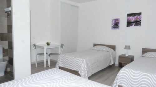 1 double bed, 2 twin beds