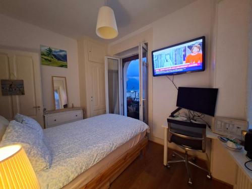 Room with splendid lake view in Montreux city center in Montreux, Schweiz