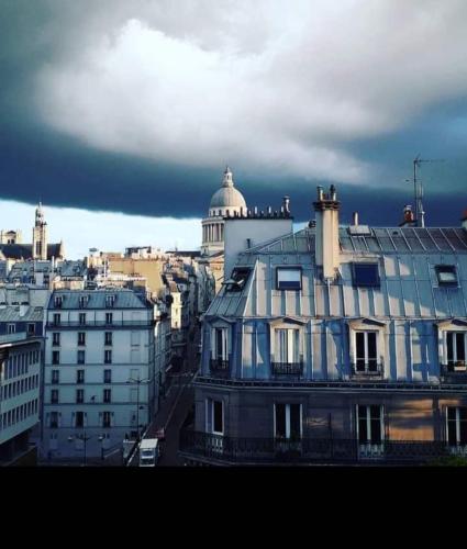 Joli Nid Neuf Calme Clair tout équipé Ascenseur Climatiseur Coeur de Paris Place Maubert Sorbonne Notre Dame