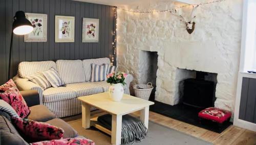 House - Sleeps 6 - Pet Friendly - Parking in Auchencairn