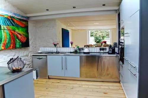 кухня, House - Sleeps 6 - Pet Friendly - Parking in Auchencairn