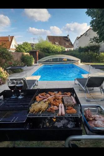 VILLA avec piscine sauna barbecue ping-pong boxe, à 5 minutes à pied de la Gare RER reliant Paris Gare de Lyon en 35 minutes - Location, gîte - Combs-la-Ville