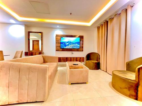Luxury Gold Crest Apartment - image 14