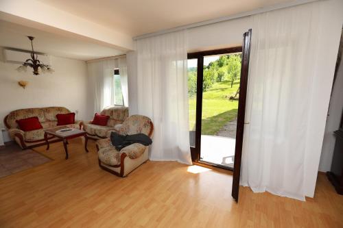 Bella holiday home Komadić prirode,mira,pravoga sela u neposrednoj blizini centra Banjaluke 4 km Garaža 4 sobe