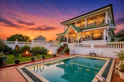 Ananda Villa by StayVista - A serene escape with Mountain-view, Heritage interiors, Swimming pool &  – khách sạn tại Thung lũng Vàng