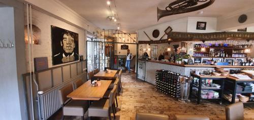 餐廳, 王頭餐廳酒店 (Hotel Restaurant The Kings Head Inn) in 富倫